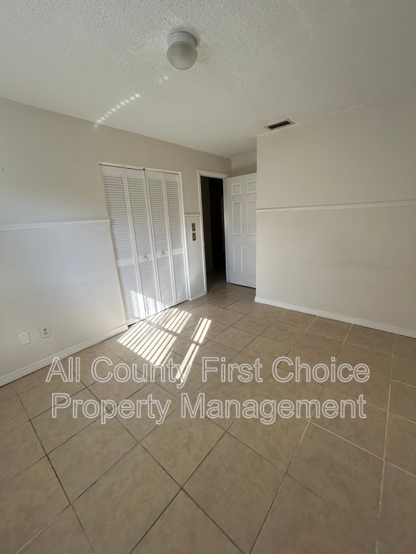 Building Photo - 928 Lake Palms Dr