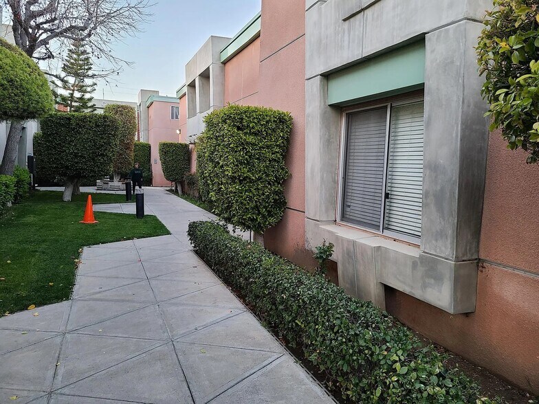 Building Photo - 5301 Balboa Blvd