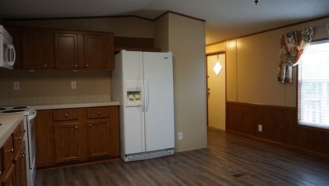 Building Photo - 3 Bedroom mobile home in the County