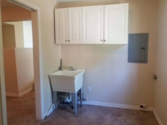 Building Photo - 1420 Gattegno St