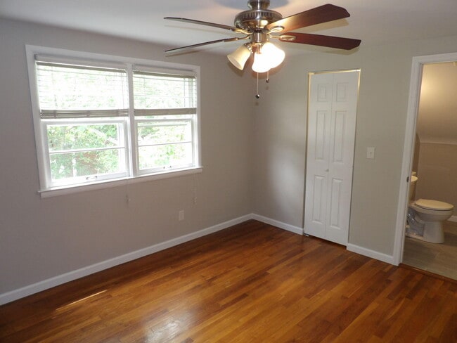 Building Photo - 286 Zandale Dr