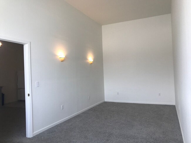 Building Photo - Spacious 1 bed 1 bath apartment in a conve...