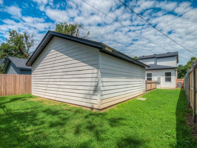 Building Photo - Spacious 4-Bedroom Home with Thoughtful De...
