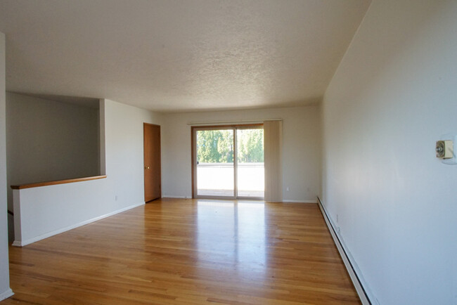 Building Photo - Large Clean Open Hillsdale apartment, Big ...