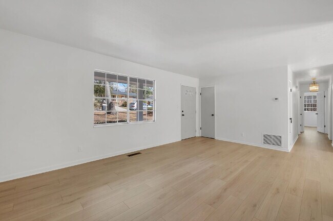 Building Photo - Freshly Remodeled 4 Bedroom 2 Bathroom Single Family Home.