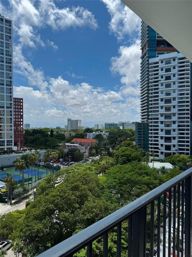 Building Photo - 1450 Brickell Bay Dr