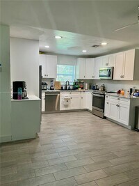 Building Photo - 550 SW 11th Dr