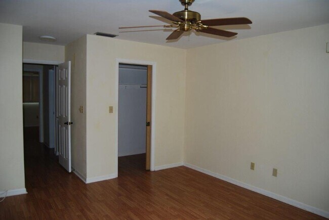 Building Photo - SEMINOLE HOME IN DESIRABLE CANTERBURY CHASE