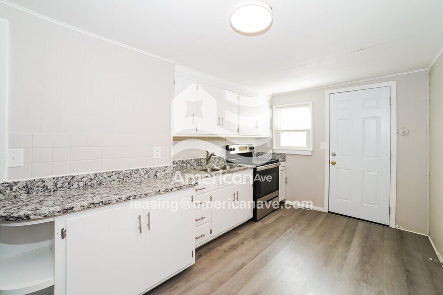 Building Photo - 2227 N Northcrest Dr