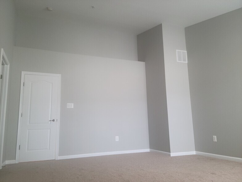 Building Photo - 7152 Hummingbird Dr
