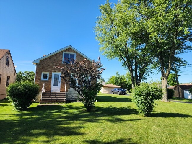 Building Photo - 16W611 2nd Ave