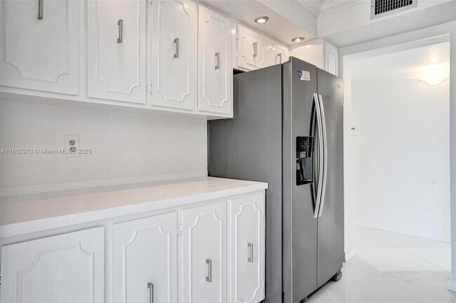 Building Photo - 3113 S Ocean Dr
