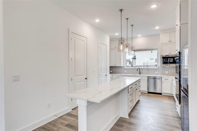 Building Photo - 2000 Kit Cir