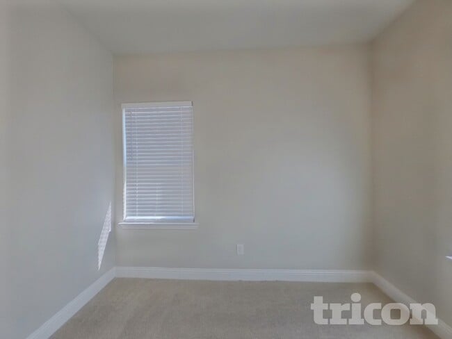 Building Photo - 1340 Beach Dr