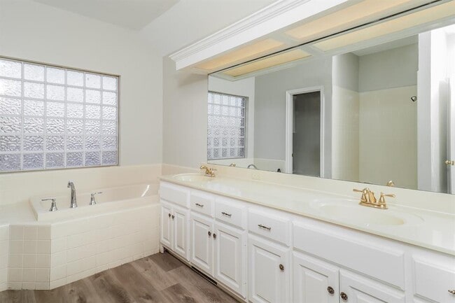 Building Photo - 10404 Regent St