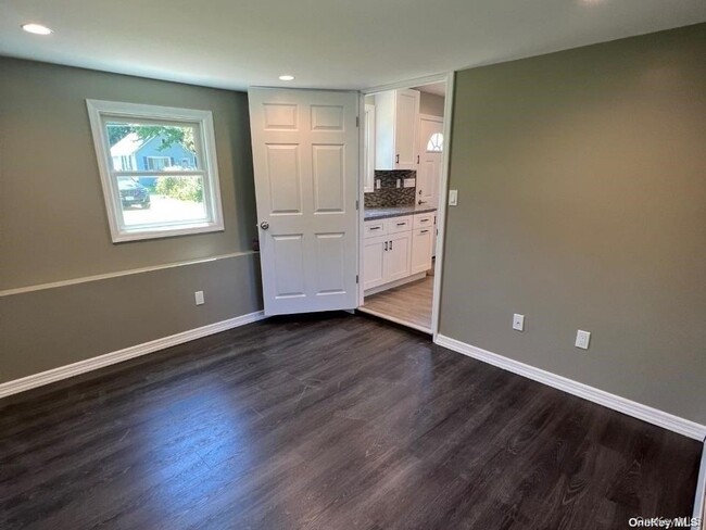 Building Photo - 253 E 17th St