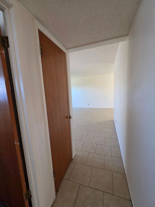 Building Photo - Spacious Home!!