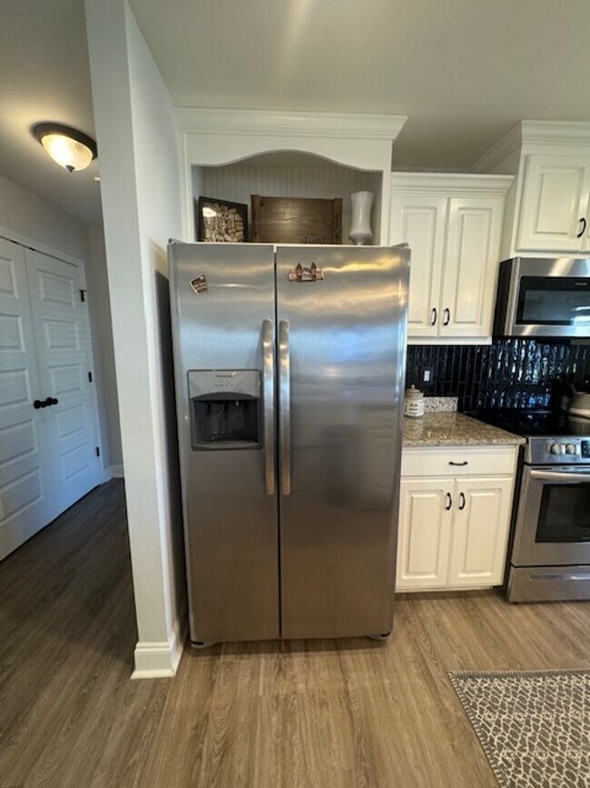 Building Photo - 4br/2ba Pet friendly 1-level home in Fort ...