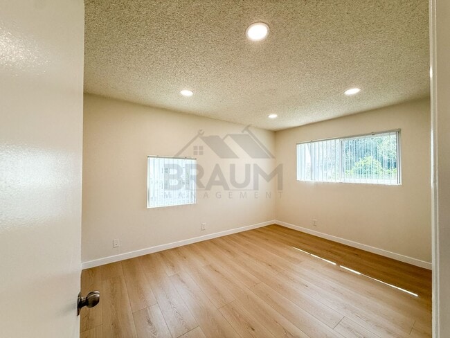 Building Photo - 14801 Delano St