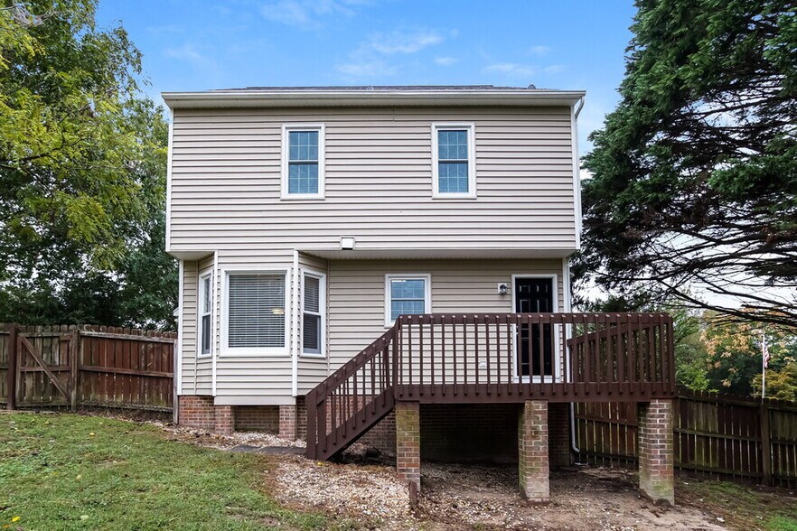 Building Photo - 925 Fairlong Rd
