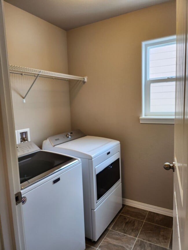 Building Photo - BEAUTIFUL 3BD HOME with A/C in TRAILS at F...