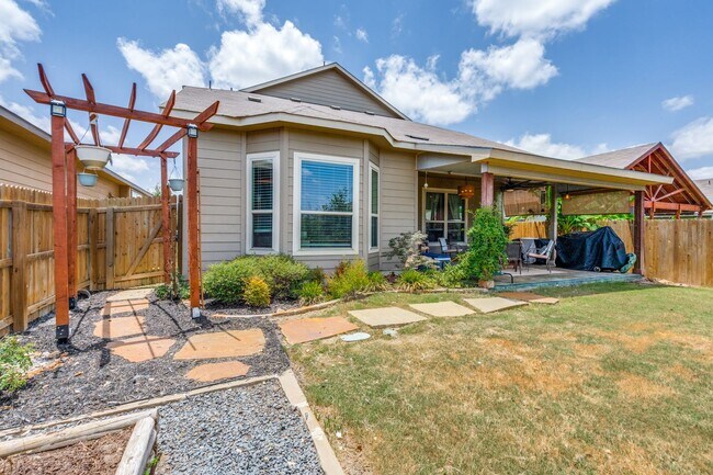 Building Photo - BEAUTIFUL 4-BEDROOM HOME IN NORTHEAST CROSSING