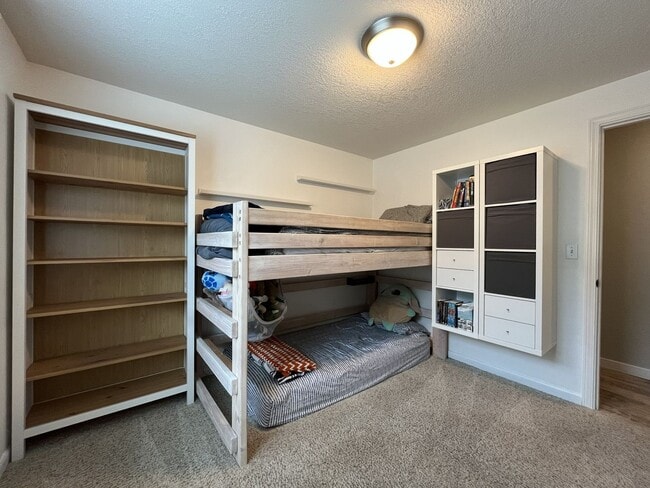 Building Photo - Charming Home Near Nike Campus with Vaulted Ceilings & Updated Kitchen