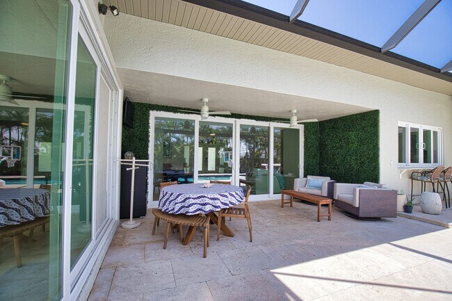 Building Photo - Seasonal Venice Island Pool Home half block from Golden Beach deeded access to the Gulf!