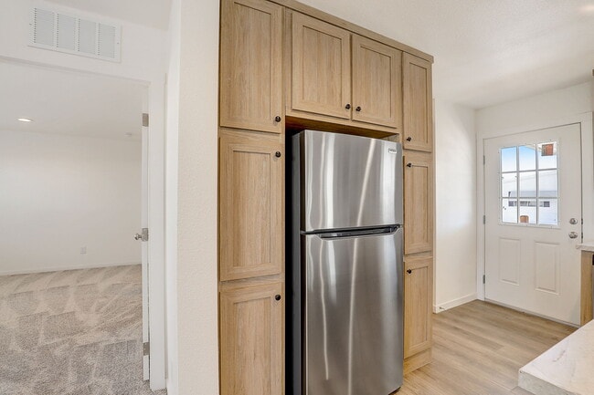 Building Photo - 6 Lapin St