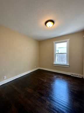 Building Photo - 2 Bedroom 1 Bath Duplex Available Now!!