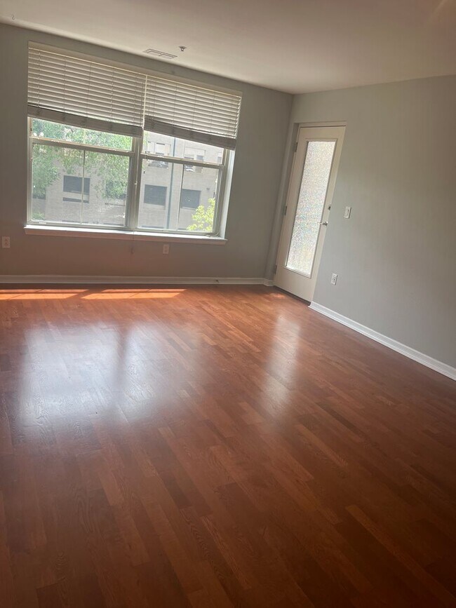 Building Photo - Spacious two bedroom two full bath in the heart of downtown!! AVAIL NOW!