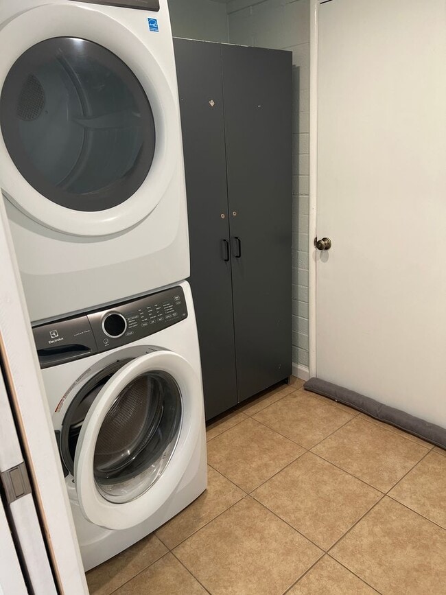 Building Photo - 4831 E Hampton St