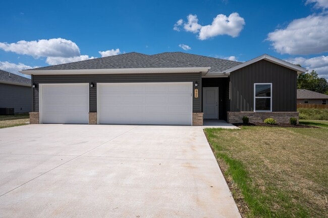 Building Photo - BRAND NEW 3 BEDROOM HOME WITH 3 CAR GARAGE