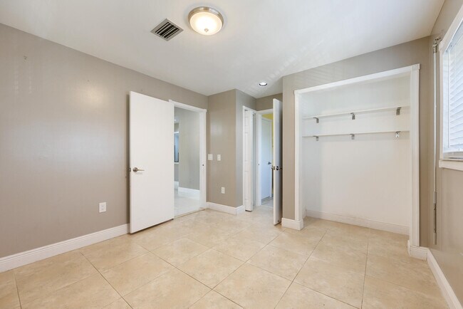 Building Photo - 811 SE 4th Ave