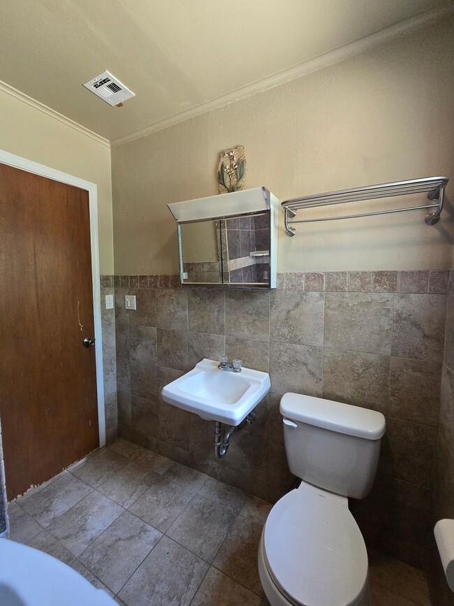 Building Photo - Cute 2 bedroom home near OBU