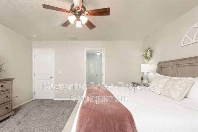 Building Photo - 879 N Traquair Pl