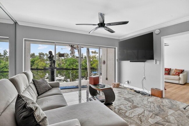 Building Photo - 1319 E Hillsboro Blvd