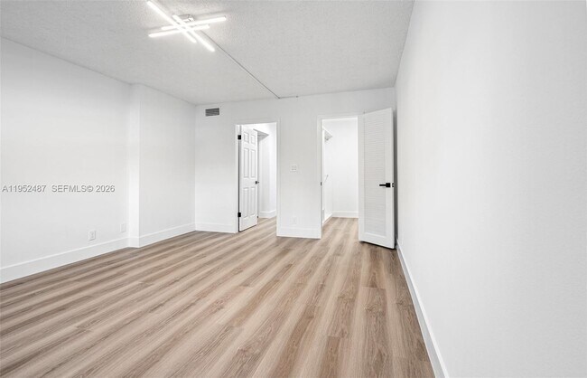 Building Photo - 901 NE 14th Ave