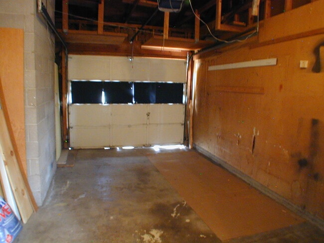 Building Photo - House For Lease