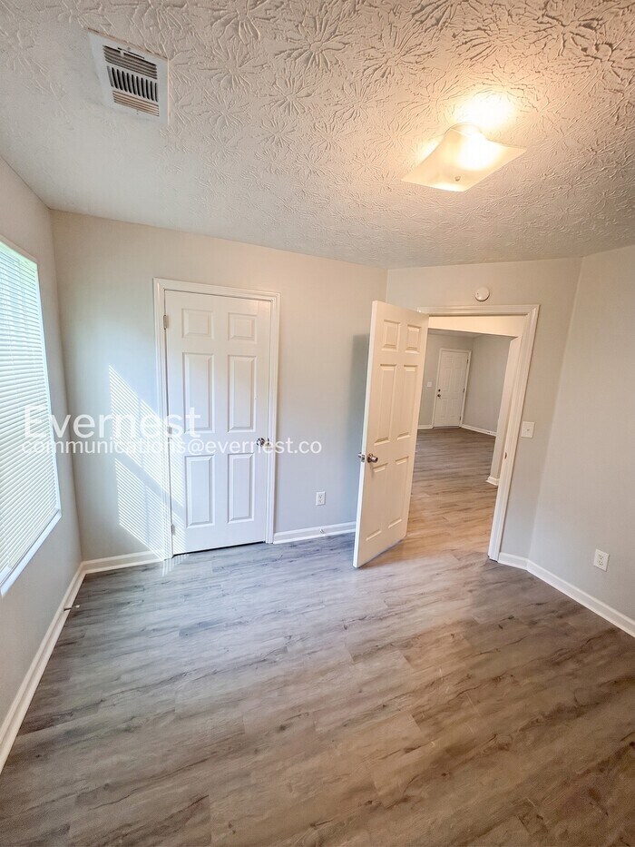 Building Photo - 1408 Creek View Dr