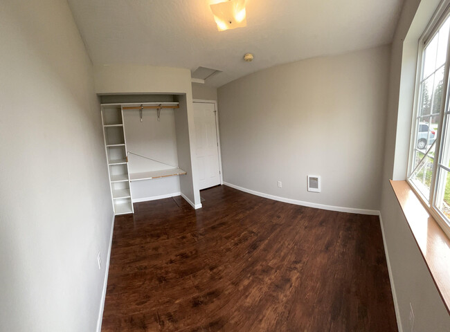 Building Photo - 6690 Basswood Dr