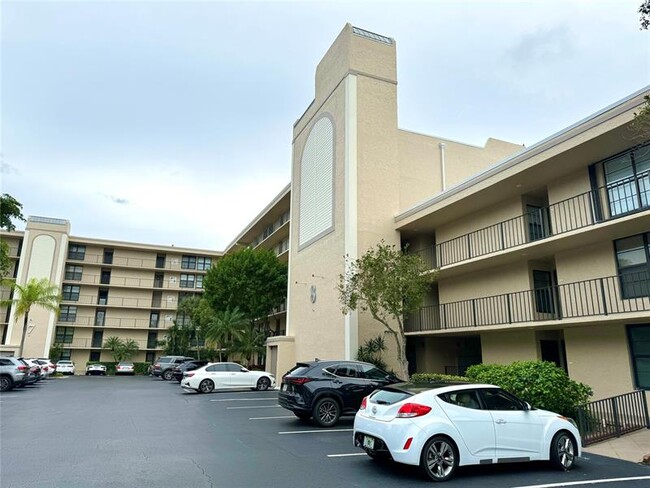 Building Photo - 8 Royal Palm Way