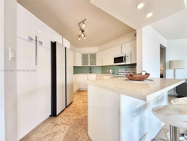 Building Photo - 5161 Collins Ave