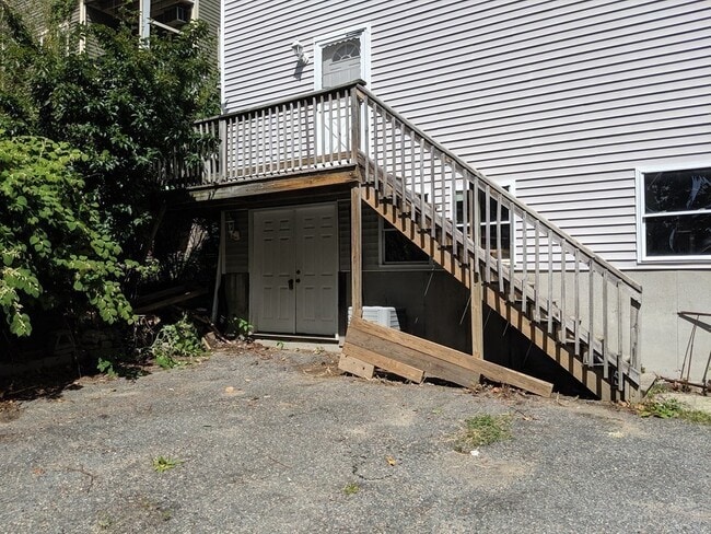 Building Photo - 24-26-26 Lawn St