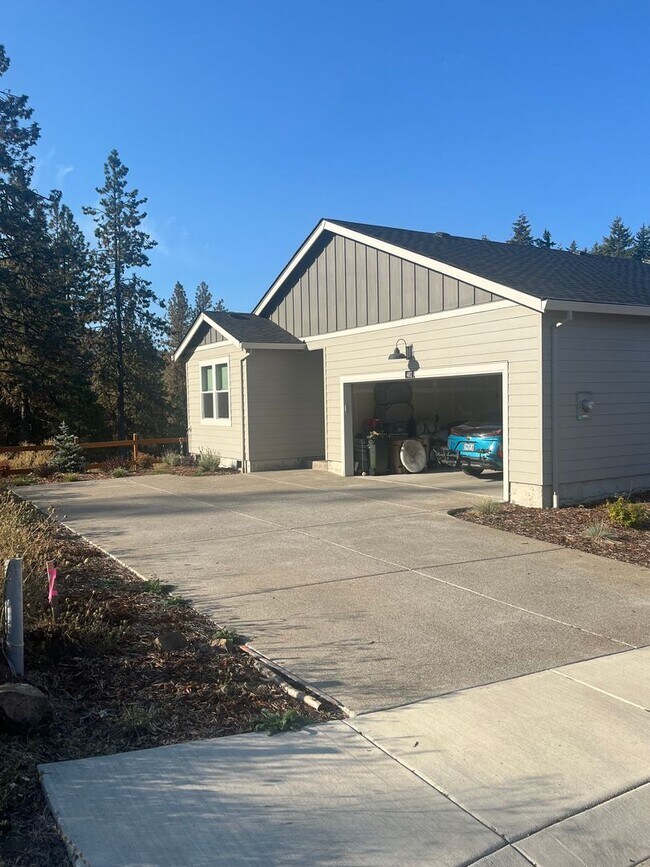 Building Photo - 3-Bedroom 2-Bathroom home in Lowell