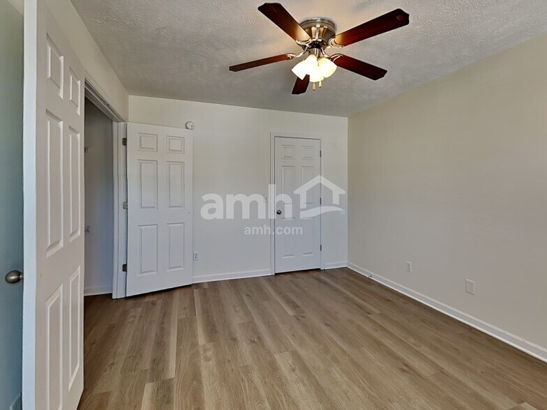 Building Photo - 2840 Meadow Gln