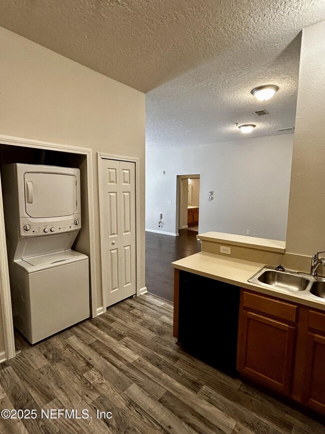 Building Photo - 6788 Manotak Oaks Dr