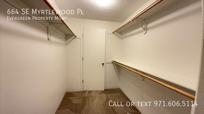 Building Photo - 664 SE Myrtlewood Pl