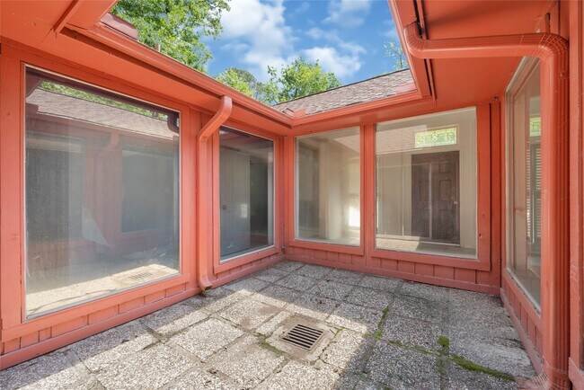 Building Photo - 705 Holly Springs Ct