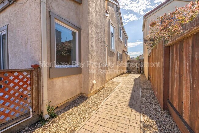 Building Photo - 143 Seal Ct